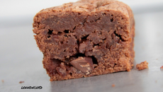 Mini cakes au chocolat noir, fleur de sel et pépites de chocolat au lait