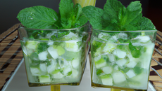 Verrines de concombre et d'oignon au miel et à la menthe