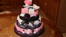 Gâteau rose blanc et noir