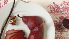 Poires pochées au vin