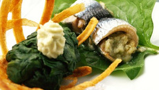 Sardines au roquefort, lit d'épinards en chapeau de paille
