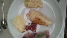 L'encornet poêlé farci d'une brandade de haddock, Tête poêlée, rouleau de légumes, Glace moutarde & herbes du jardin