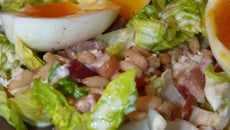Salade aux œufs mollets, lardons, sauce à la fourme d'Ambert