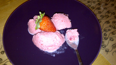 Strawberry frozen yogurt