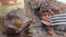 Joues de porc confites au vin rouge