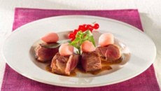 Magret de canard et son jus à la chicorée garni de ses navets aux groseilles