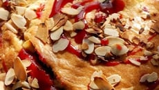 Moelleux croquant aux pommes, framboises et amandes