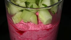 Verrine de mousse de betterave et dés de concombre à la menthe