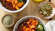 Power Bowl au quinoa, chou kale, patate douce et myrtilles