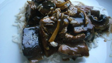 Canard sauté au gingembre et aux champignons