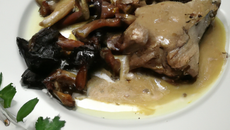 Suprêmes de chapon poêlés au vin blanc et sa sauce aux morilles