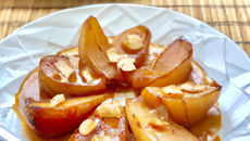 Poires rôties aux amandes, sauce caramel au beurre vanillé
