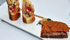 Foie Gras en pain d'épices juste grillé et son viennois fraîcheur
