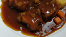 Mijoté de porc caramélisé à la bière