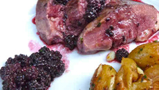 Magrets de canard aux mûres sauvages et pommes de terres sautées