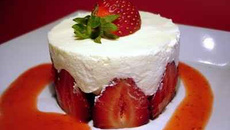 Entremets mousseux aux fraises et son coulis
