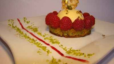 Tartelette aux framboises, pistache et nougat de Montélimar