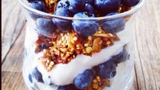 Coupe au yaourt grec et muesli