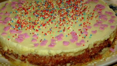 Gâteau au chocolat blanc et biscuits roses de Reims