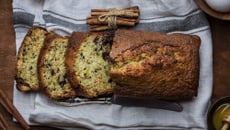 Cake aux amandes, pépites de chocolat à la farine semi-complète