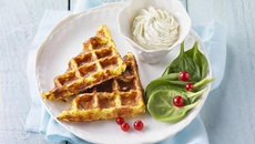Pommes de terre au Tartare façon gaufre et Pousses dépinards aux groseilles