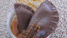 Raviolis choco-pralin, sauce caramel au beurre salé