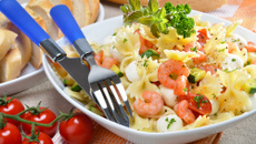 Salade de pâtes courgette, tomate et crevettes