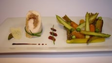 Suprême de poulet farci à la tomme au foin et confiture de figue, petits légumes du moment sautés eu soja et graines de sésame