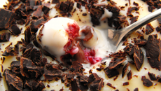 Crèmes aux deux chocolats, aux framboises et au cassis