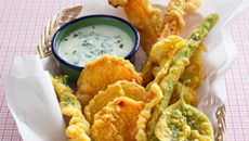 Légumes en tempura au curcuma, sauce yaourt-menthe