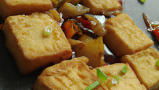 Tofu frit, mariné au gingembre