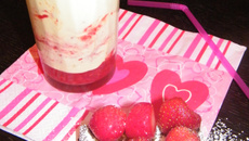 Smoothie fraises des bois, mousse de lait au safran, pain perdu