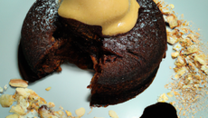 Moelleux chocolat, glace vanille et ganache Ivoire aux amandes