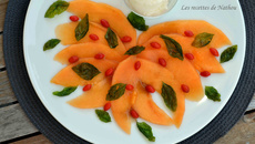 Carpaccio de melon mariné au Limoncello, baies de goji et chips de basilic, caramel de Xérès