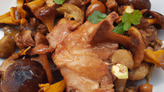 Chapon aux marrons et aux girolles