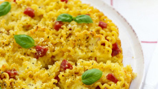 Gâteau de fusilli lunghi farci à la scamorza fumée et salami