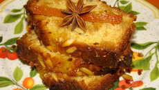 Cake fondant au pain d'épice, orange et pignons de pin