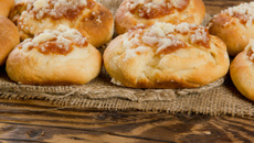Petits fours aux amandes concassées et confiture de lait