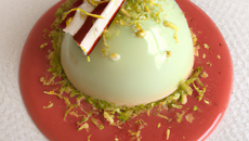 Dôme au chocolat blanc, mousse à la pistache et coulis de fraise