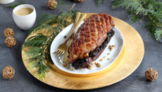 Magret de canard aux fruits secs et sauce à la fève tonka