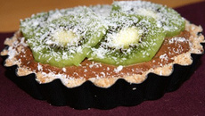 Tartelette choco kiwi sous un voile de coco