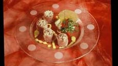 Le roulé de feuilles de riz au thon et riz de Camargue, émincé de légumes crus