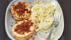 Noisette de Saumon écossais Label Rouge panée au chorizo, salade de fenouil et pignons