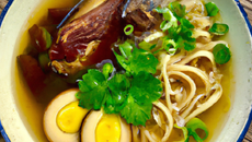 Consommé de lapin Père Guillaume au foie gras, nouilles chinoises