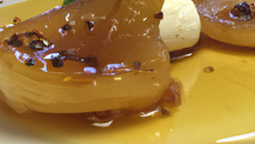 Aumônière au chèvre et poires caramélisées