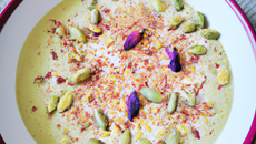 Bisque d'étrilles, éclats de pistaches