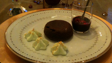 Cœur fondant au chocolat et coulis de fruits rouge