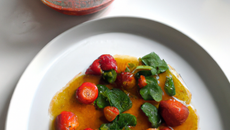Compote de fraises au persil frit et au curry