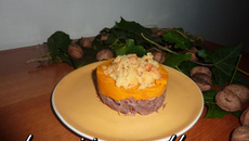 Confit de canard en parmentier de potimarron et crumble au parmesan