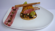 Carré d'agneau en croûte de pain d'épice, sur une tartelette de légumes anciens façon mendiants, réduction de vin à l'orange